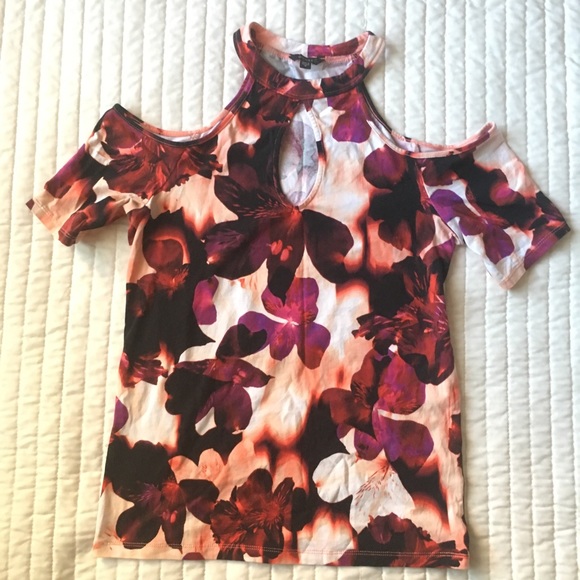 Guess Tops - Guess cold shoulder & keyhole top